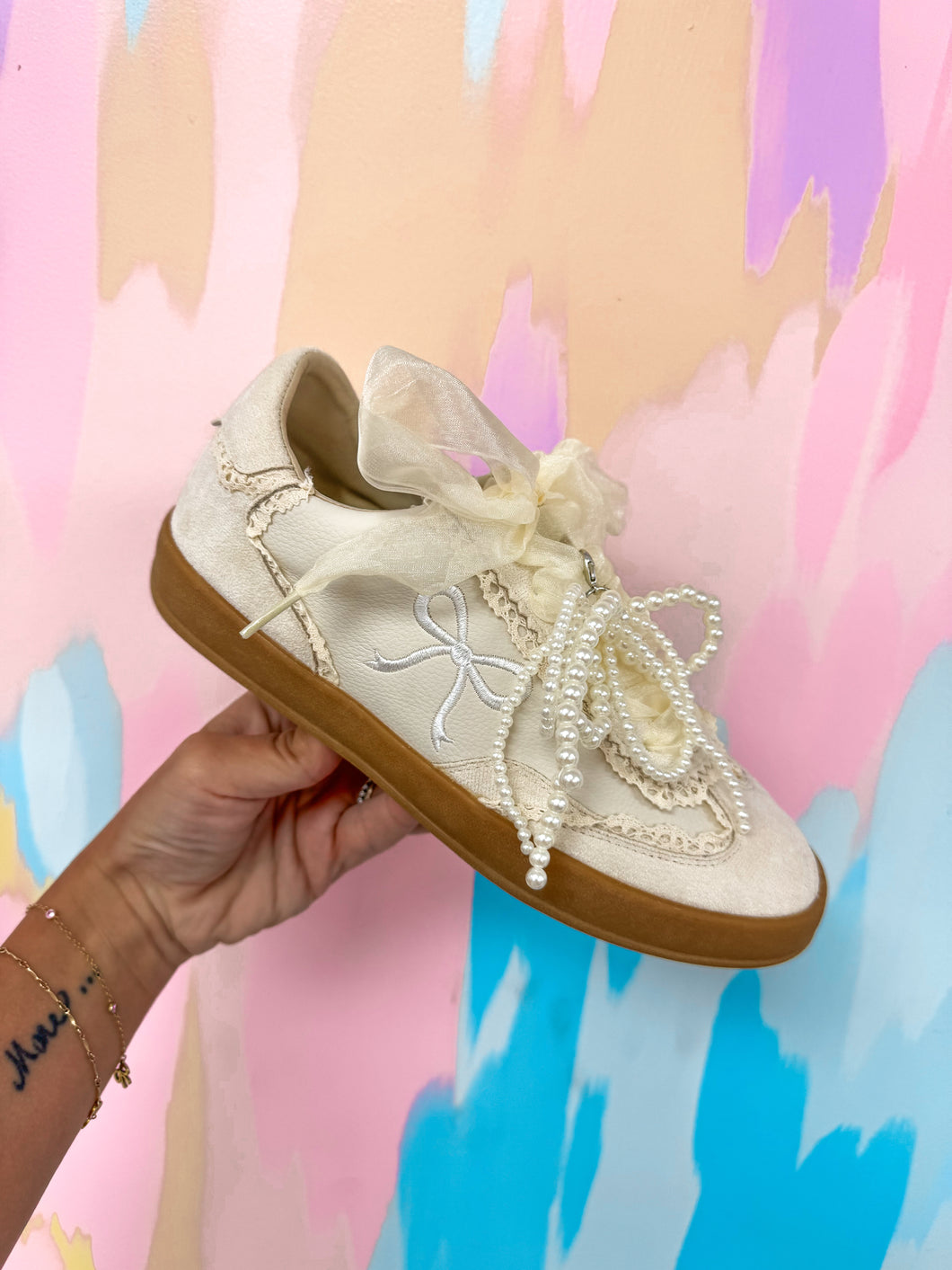 Beige bow charm sneakers