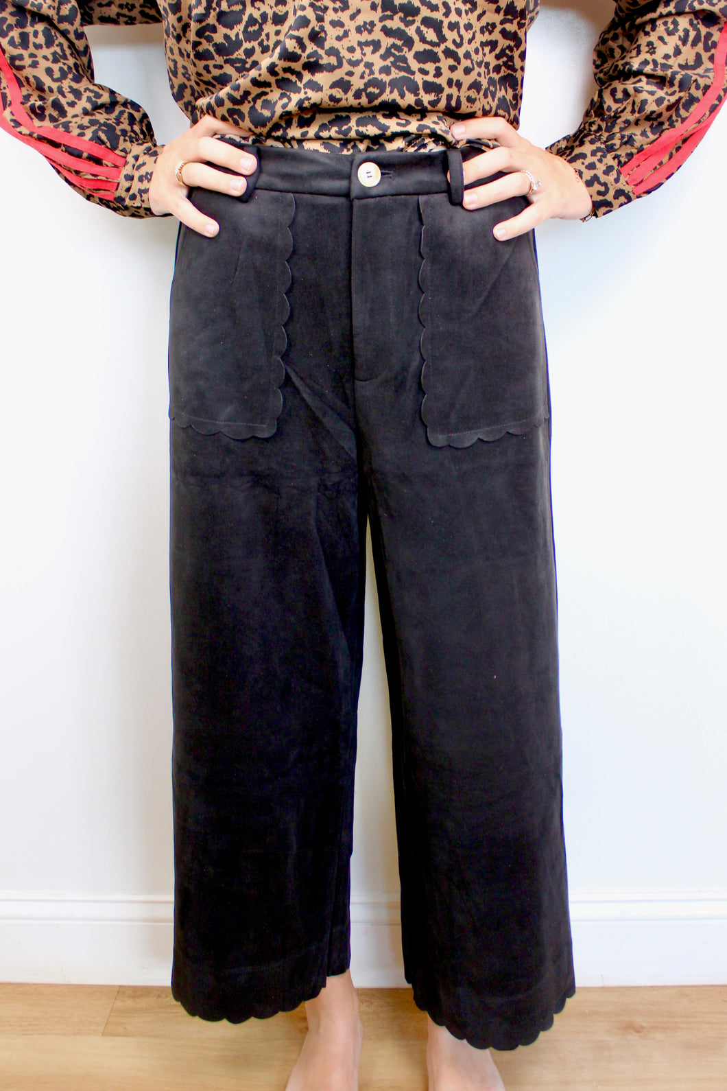 Black scallop pants