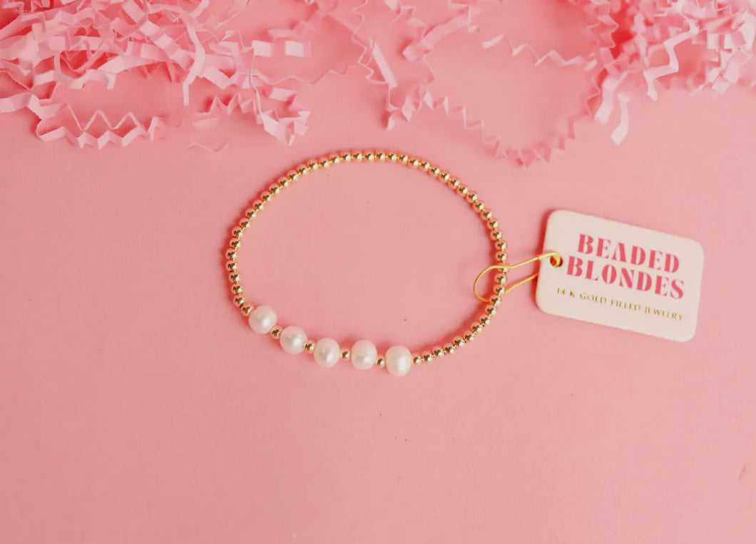 Tatum pearl bracelet in gold- beaded blondes