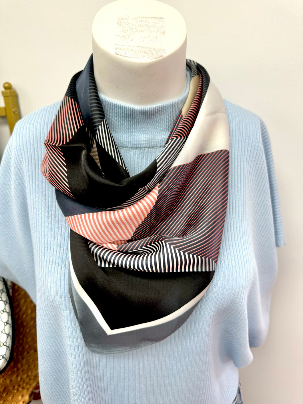 Black colorblock neck scarf
