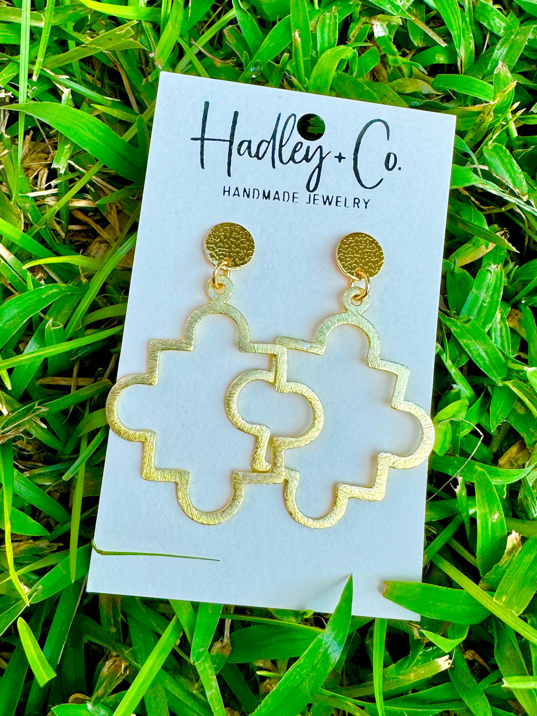Gold clover shaped earrings - Hadley + co