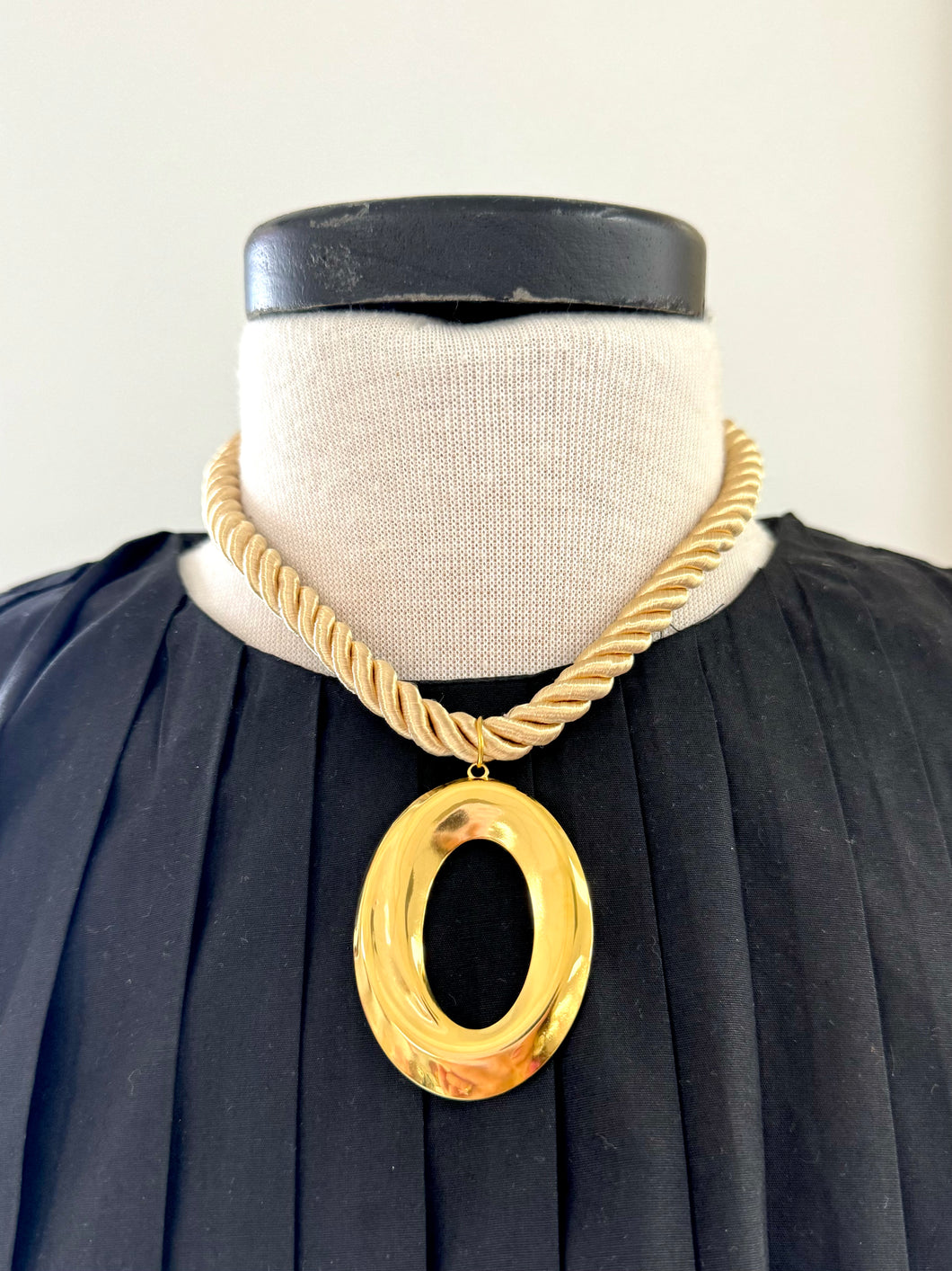 Rope oval gold necklace